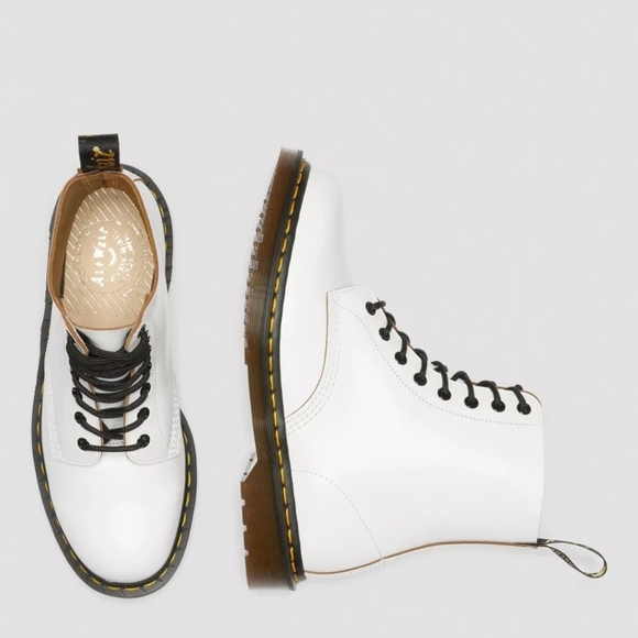 Dr. Martens White Leather Lace-Up Boots. Men 7/Women 8 - Picture 4 of 4